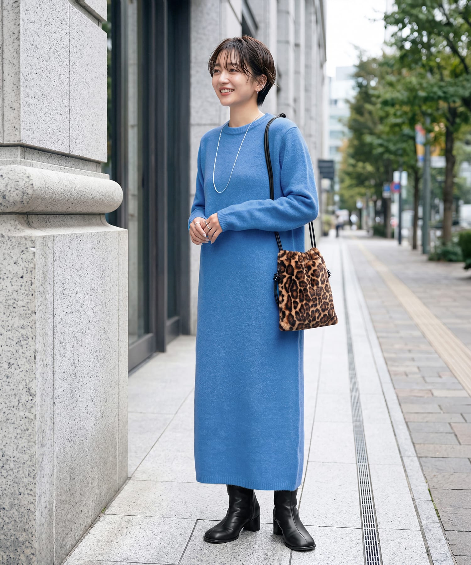 ブルーのクルーネックニットワンピースの着用イメージ