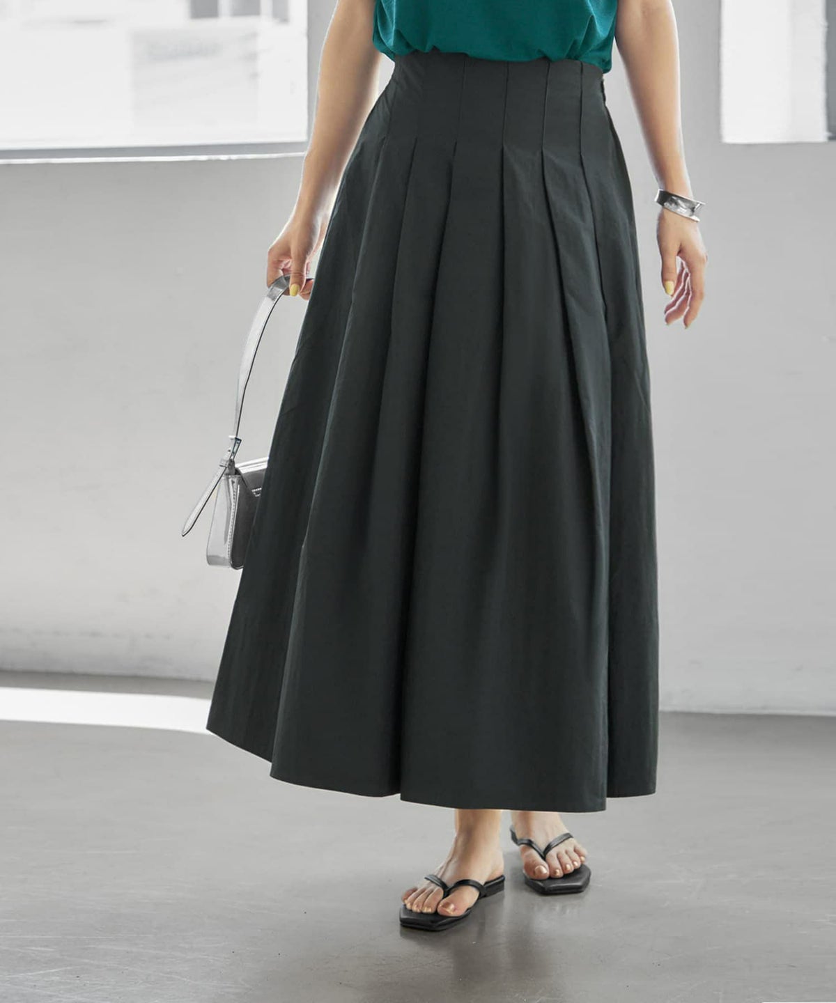 チャコールグレー