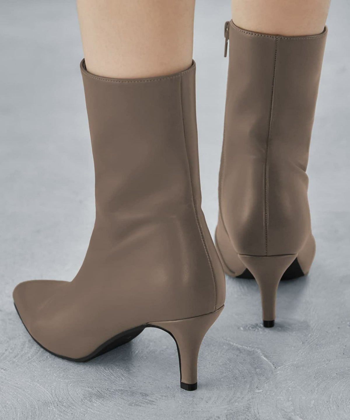 グレイッシュカーキ