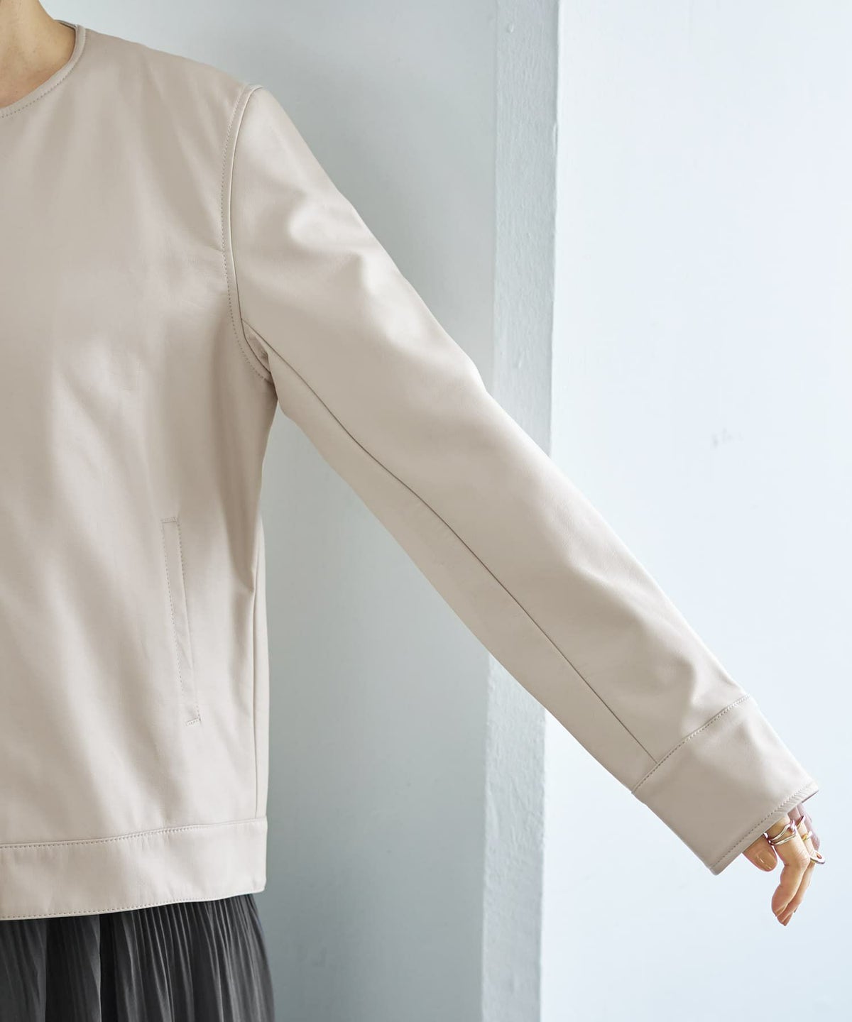 着用イメージ 166cm グレイッシュホワイト S-Mサイズ