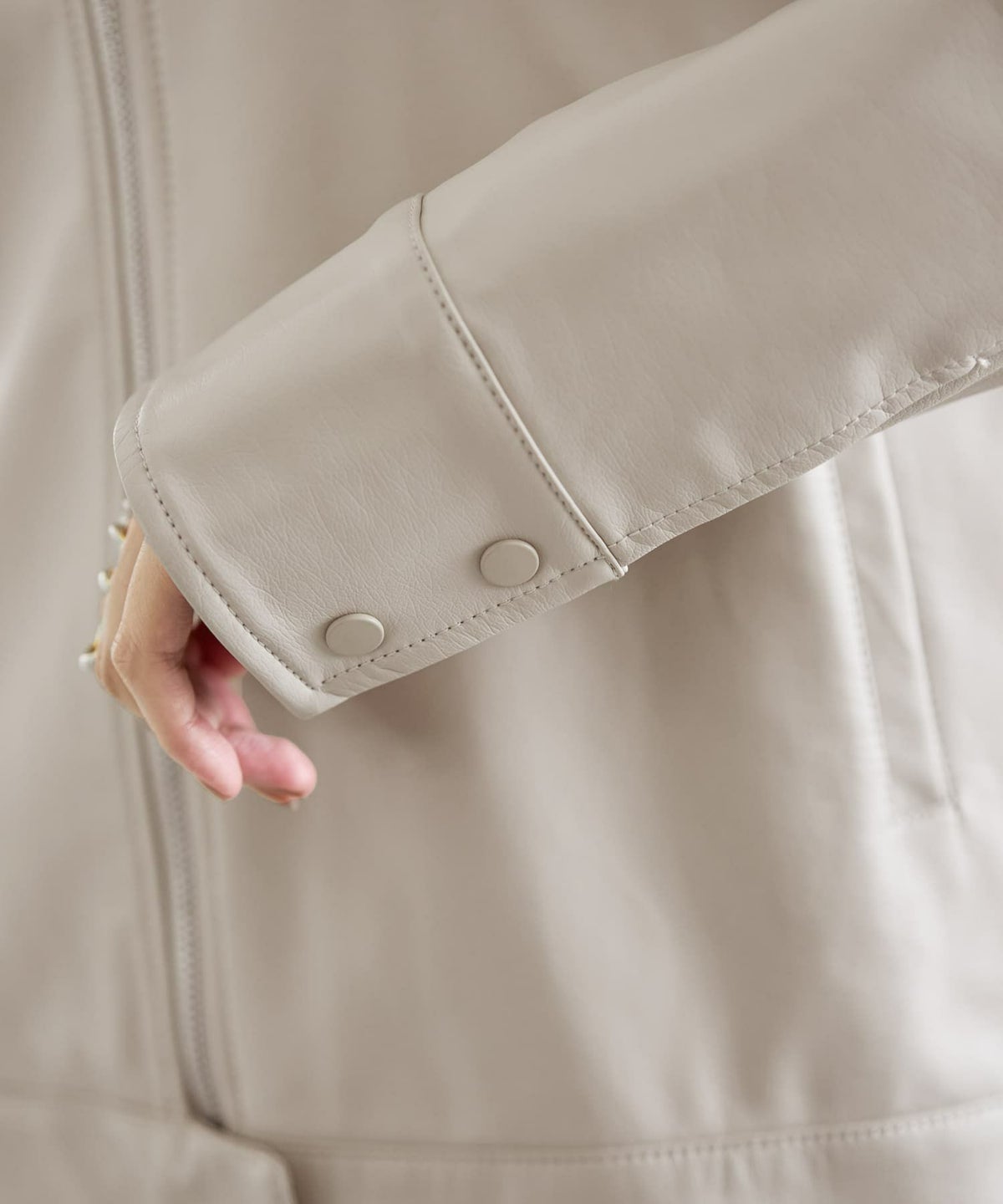 着用イメージ 166cm グレイッシュホワイト S-Mサイズ