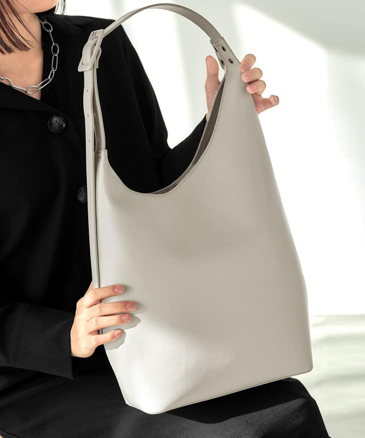 グレイッシュホワイト