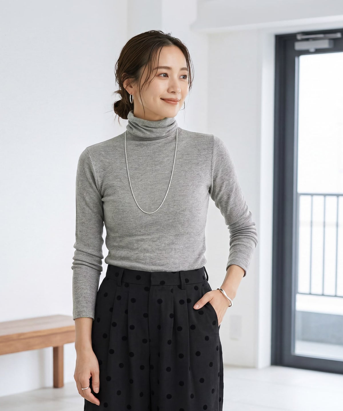 グレー