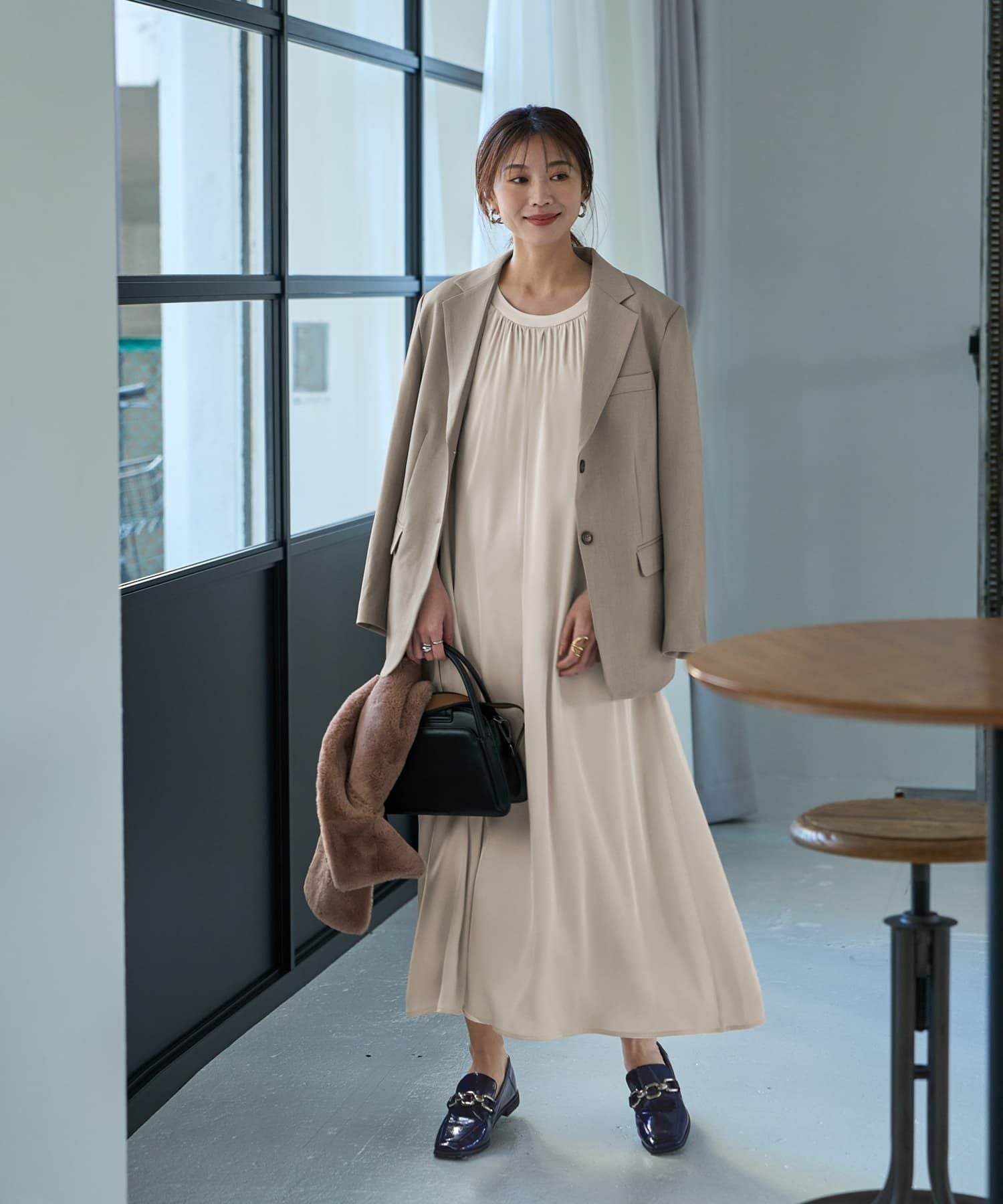 美品☆定価2,8万円【アンタイトル】レザーライクサテンワンピース ベージュ ノーブルサテンギャザーワンピース | おしゃれな大人レディース