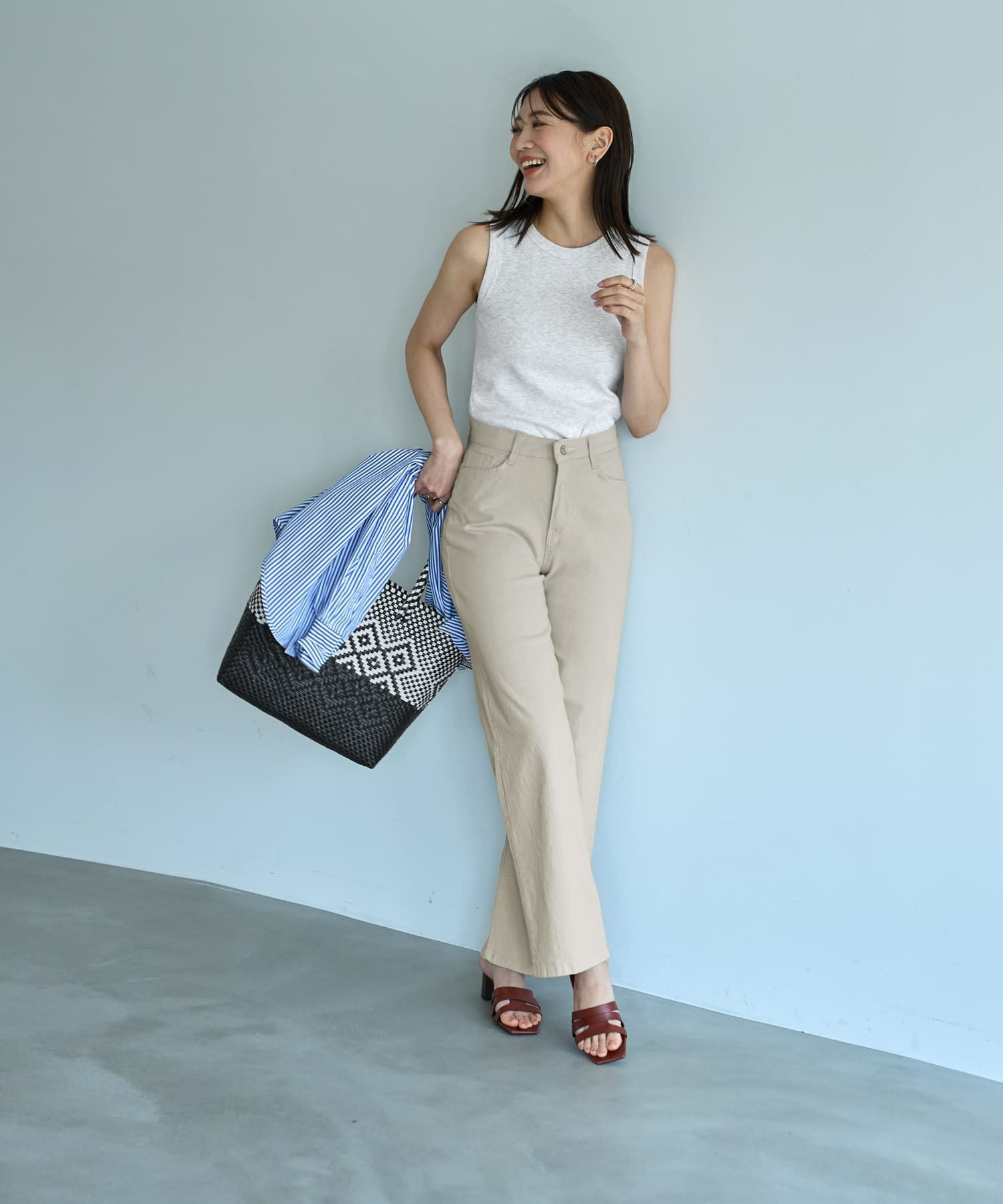 ウエストにゴム内蔵のストレッチコットンストレートパンツ