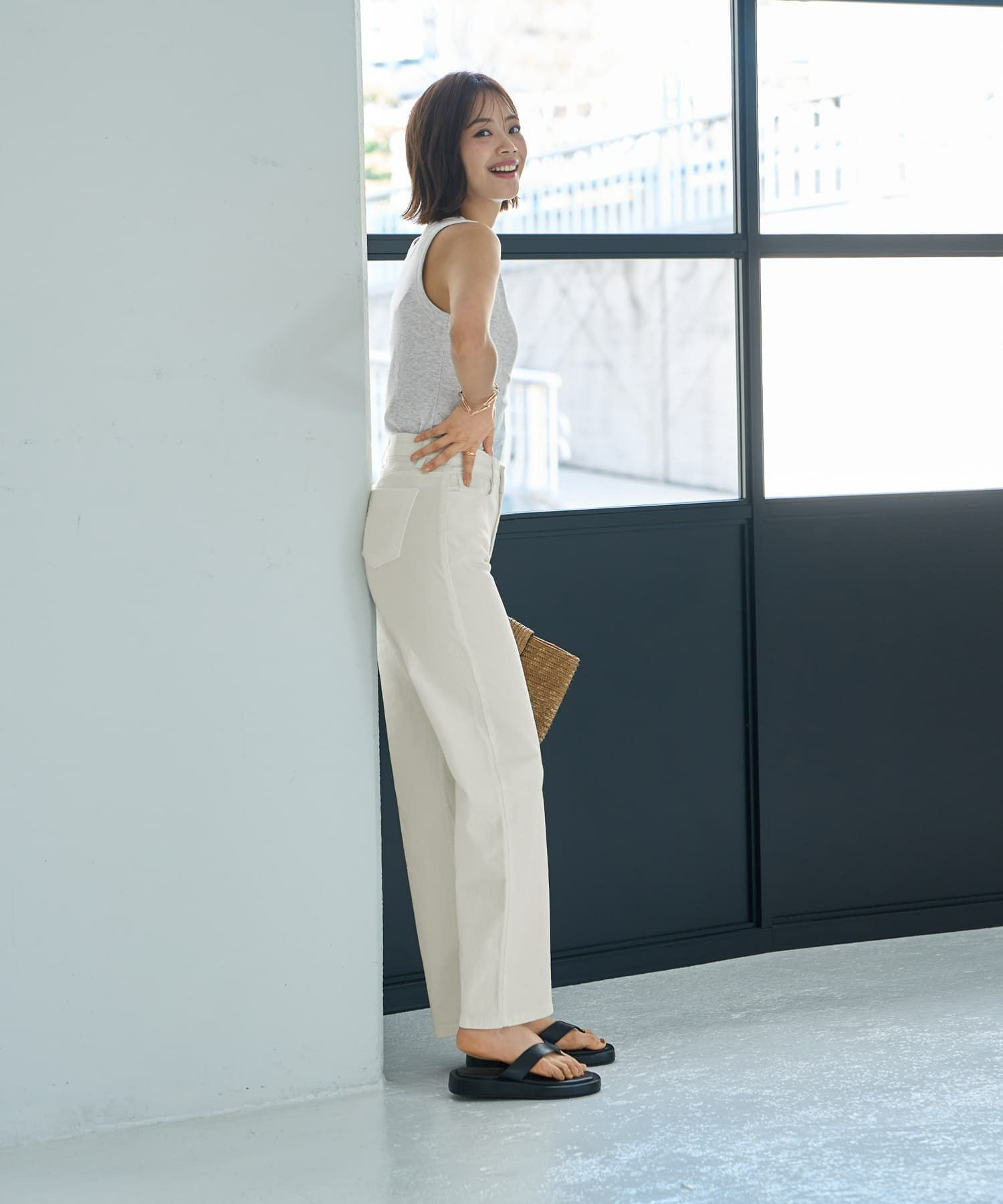 ウエストにゴム内蔵のストレッチコットンストレートパンツ