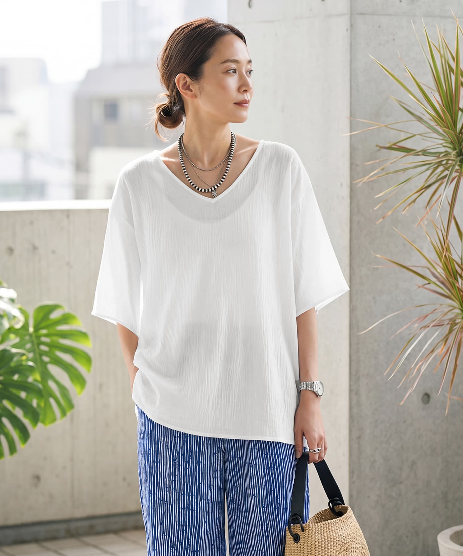 微シアー楊柳VネックTシャツ型ブラウス | おしゃれな大人レディース