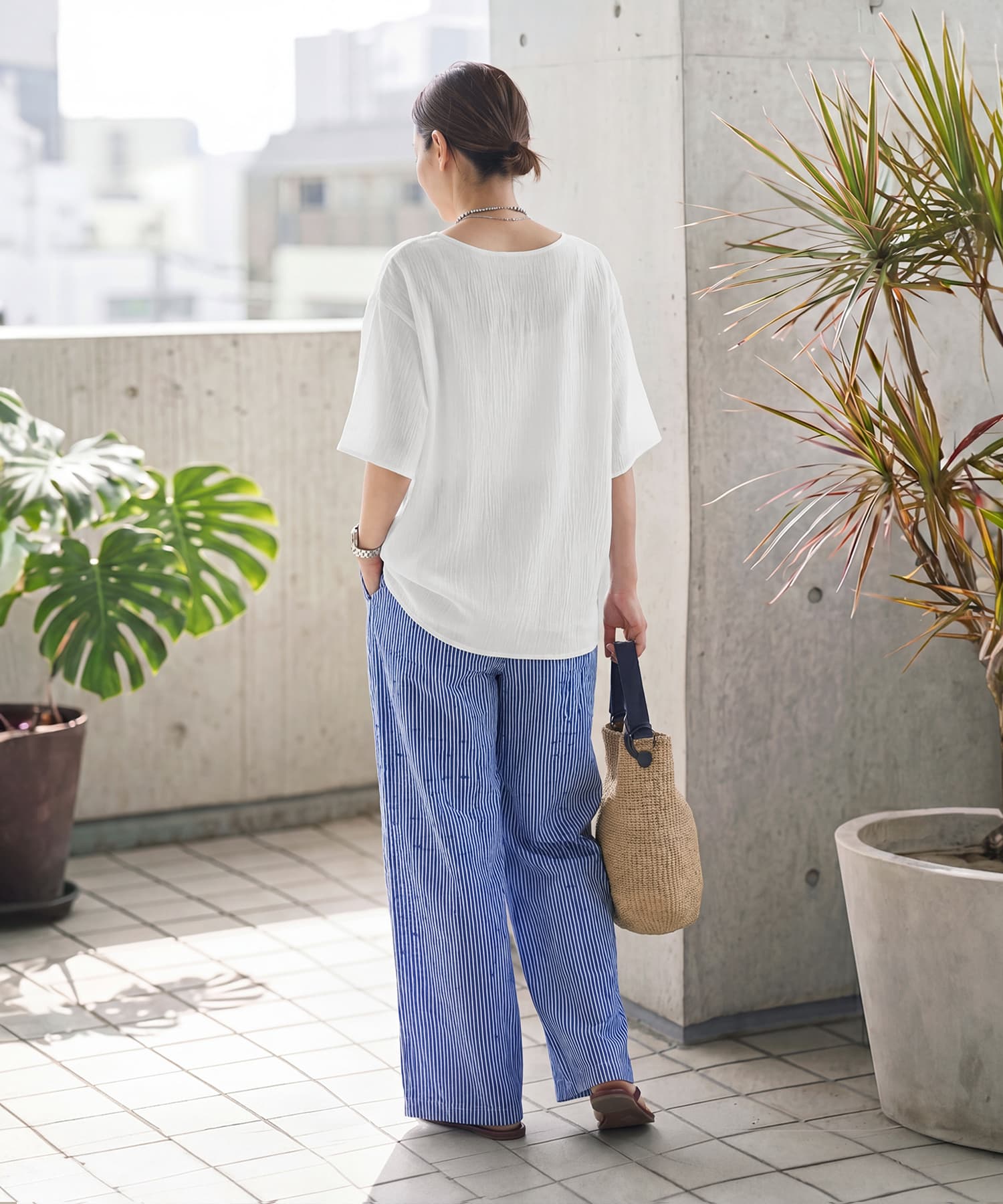 微シアー楊柳VネックTシャツ型ブラウス | おしゃれな大人レディース