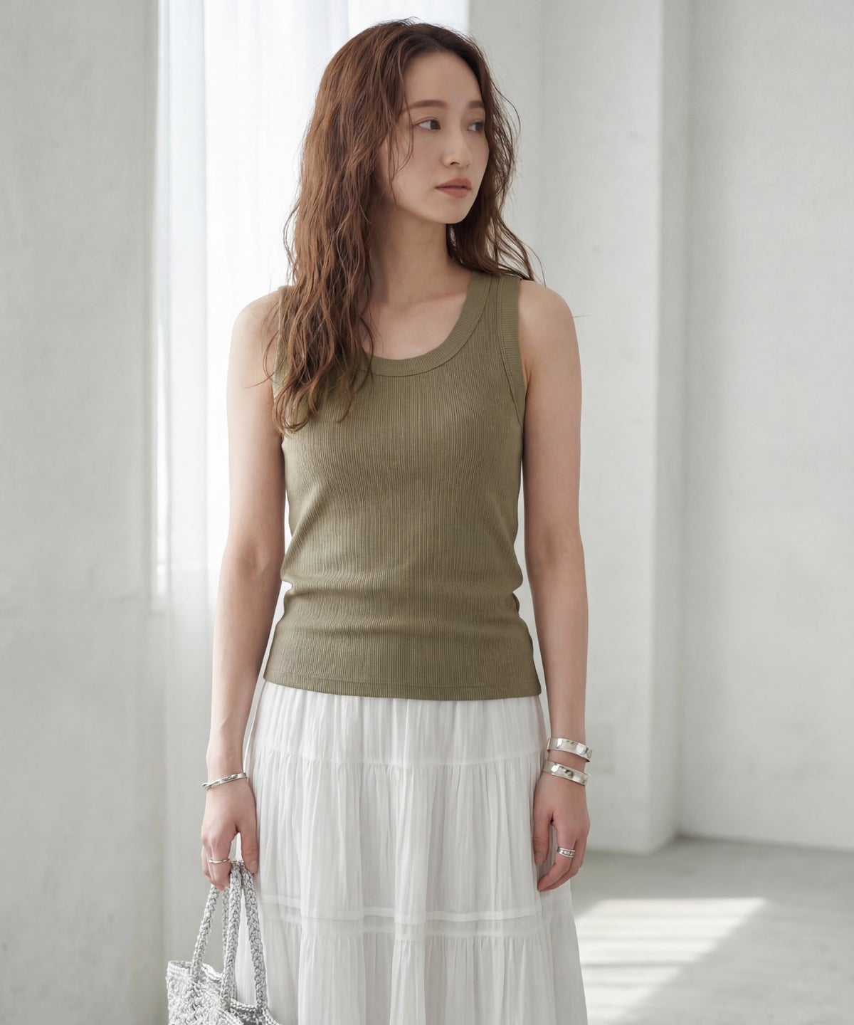 オリーブベージュ