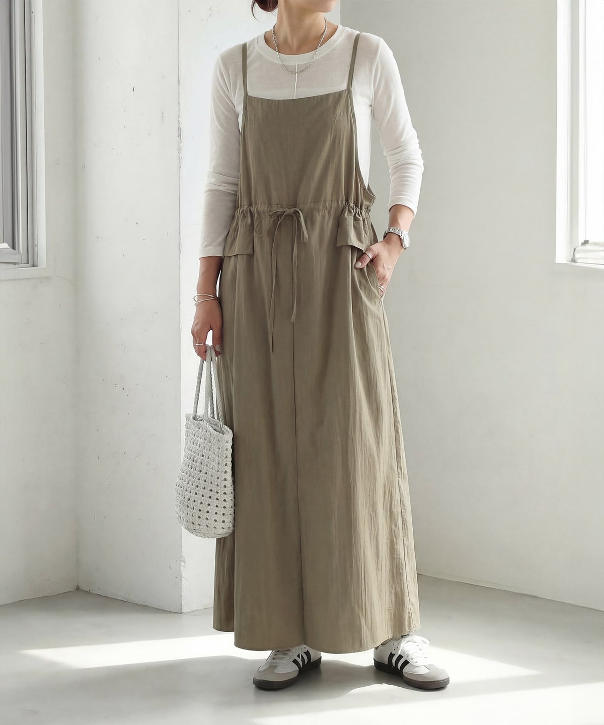 オリーブベージュ