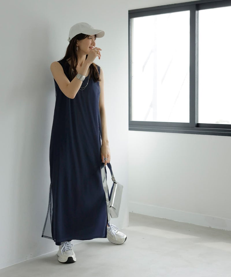 ネイビーのチュールオーバーワンピースを重ねたSTYLE DELIの着用写真