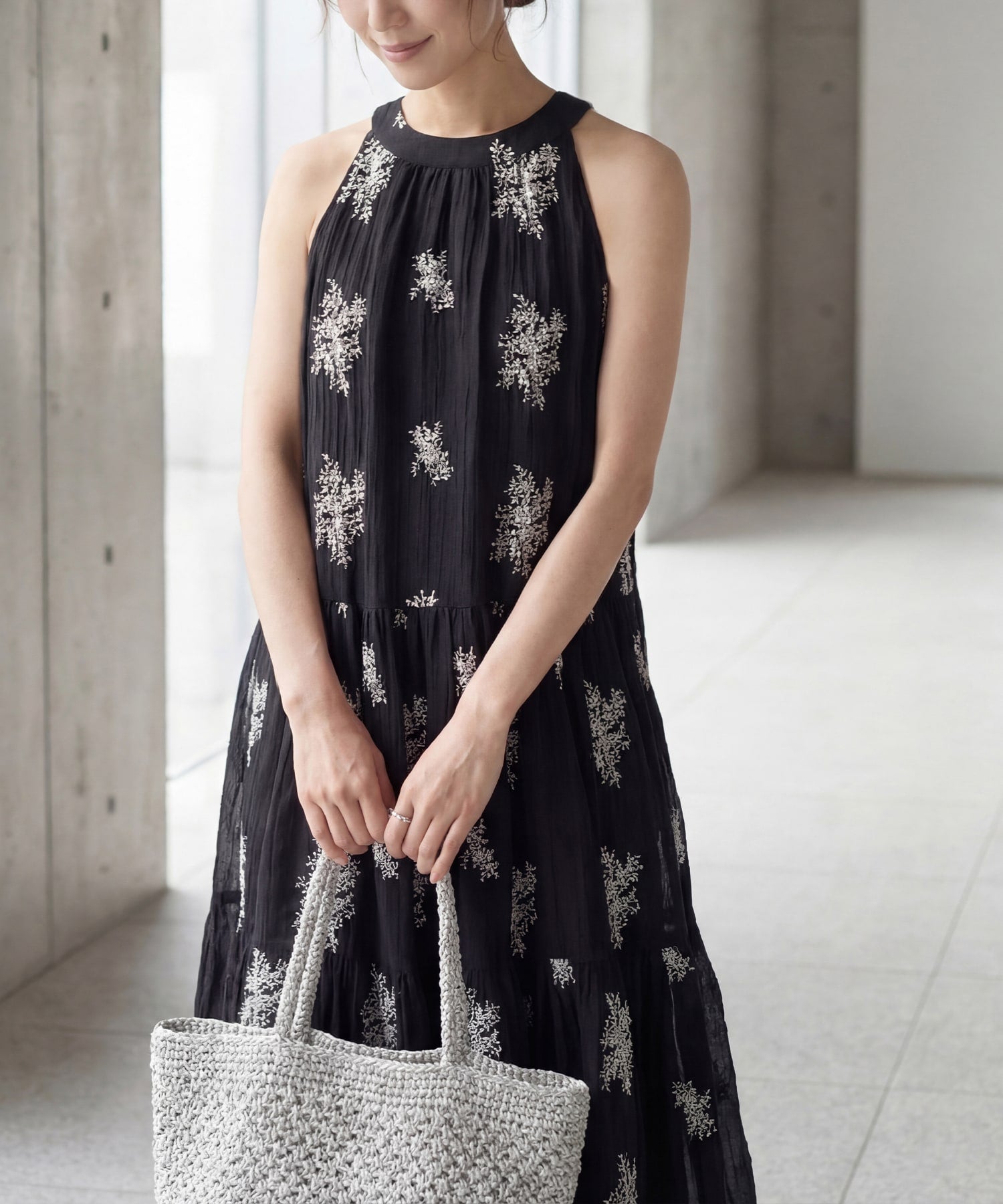 ミモザ刺繍のホルターネックティアードワンピース | おしゃれな大人