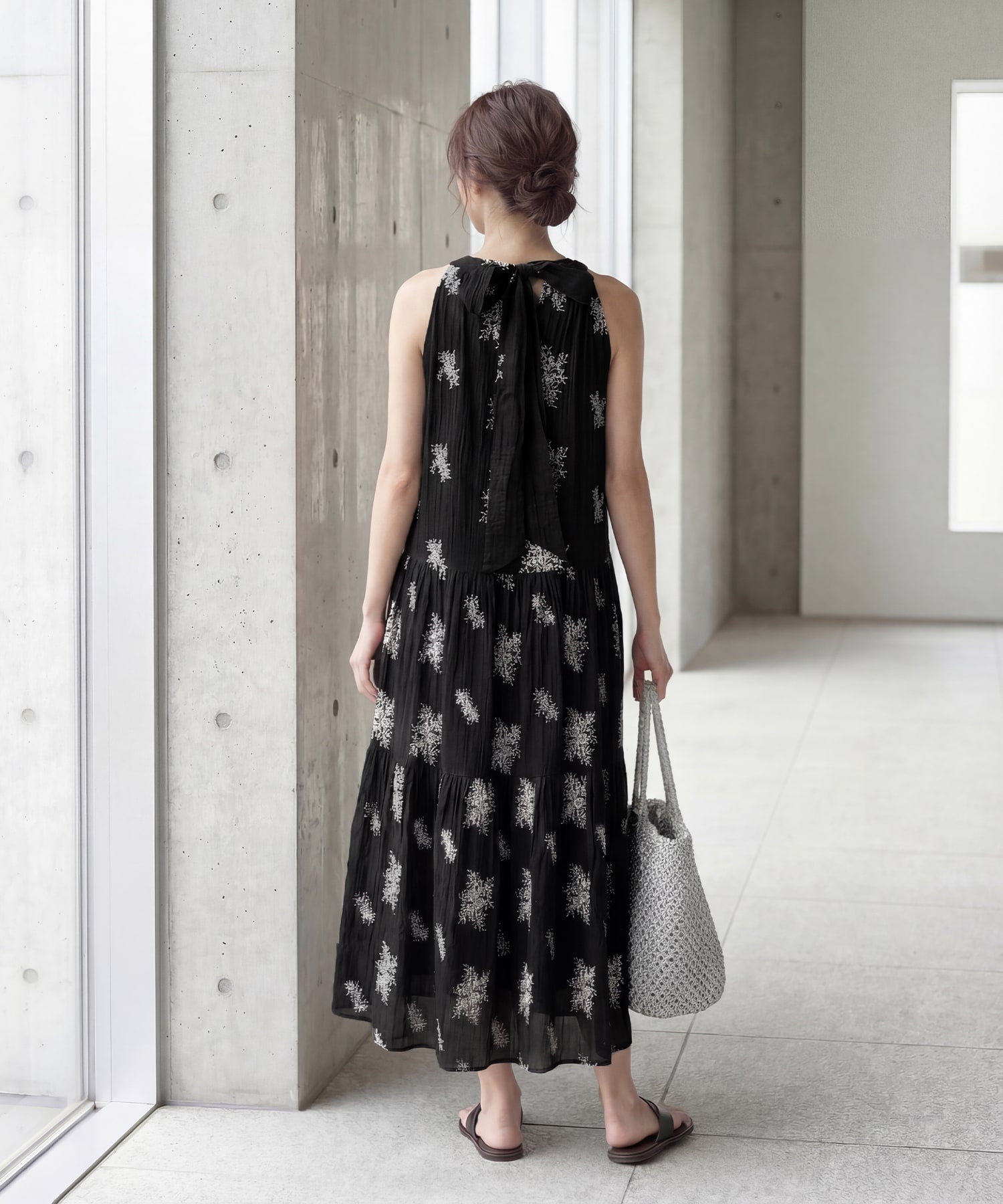 ミモザ刺繍のホルターネックティアードワンピース | おしゃれな大人