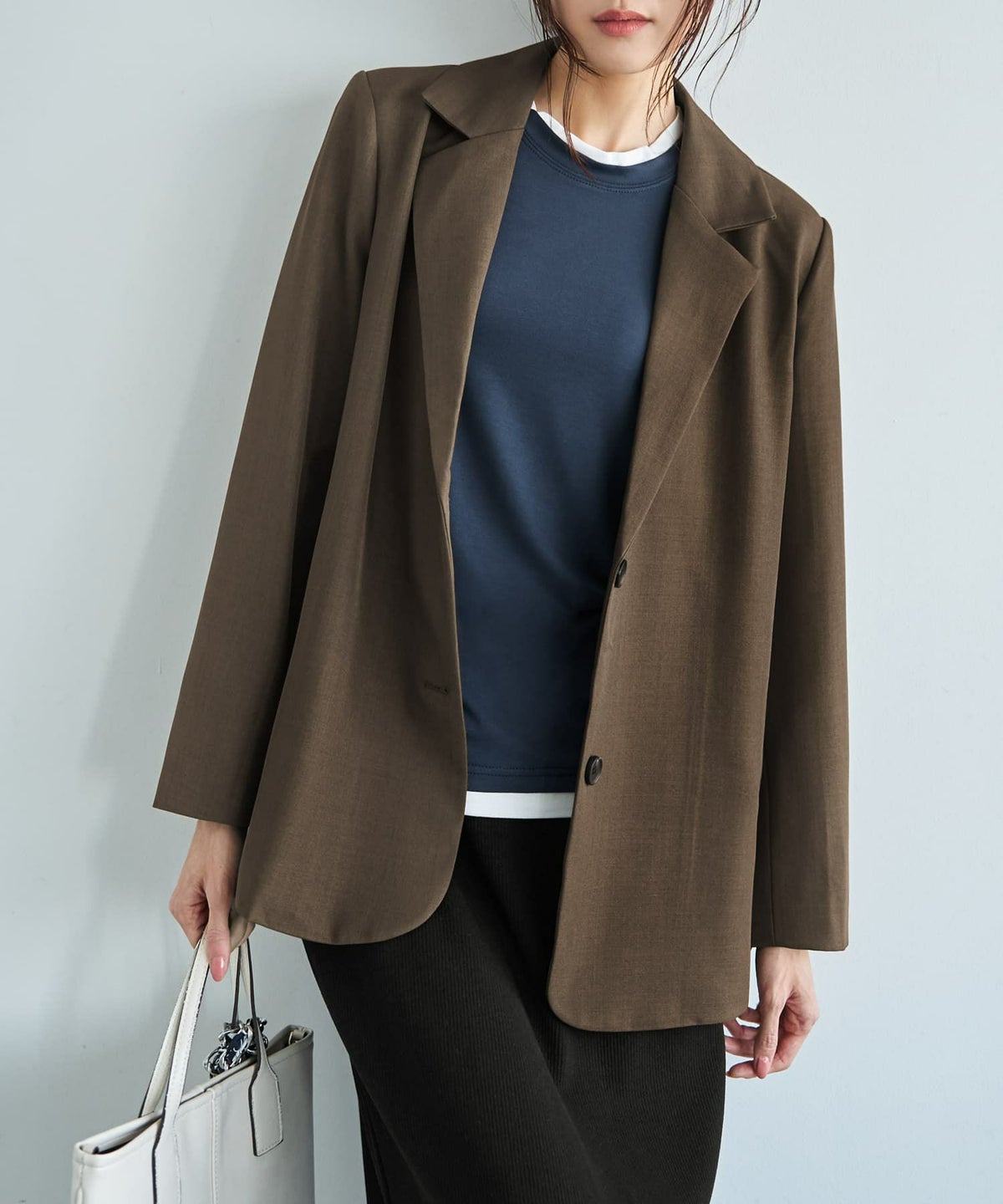 カーキブラウン