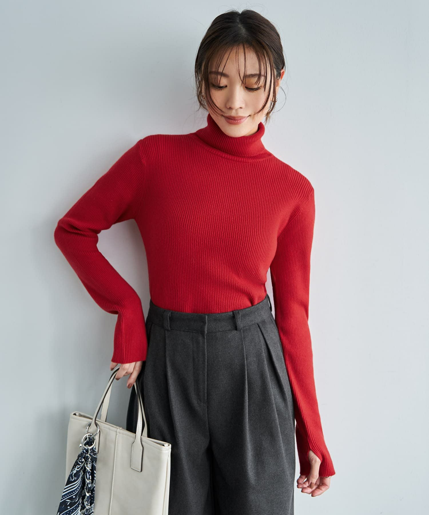 柔らかなカシミヤ混リブ編みタートルニット | おしゃれな大人