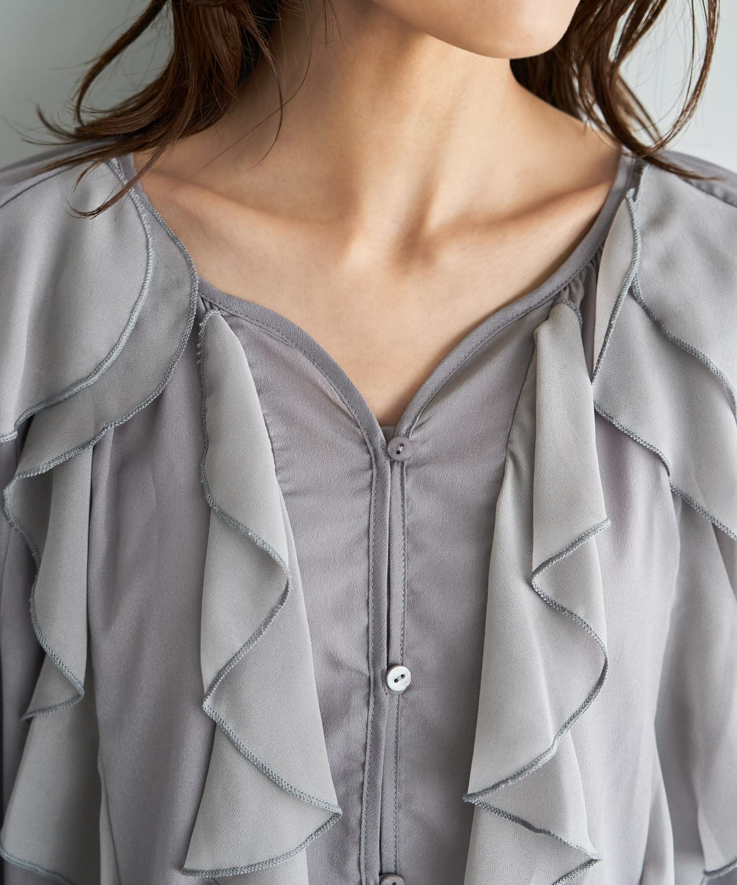 【LUXE】フリルドレープブラウス／半袖丈　スタイルデリ　新品未使用 STYLE DELI(スタイルデリ)の【LUXE】ドレープフリルブラウス通販