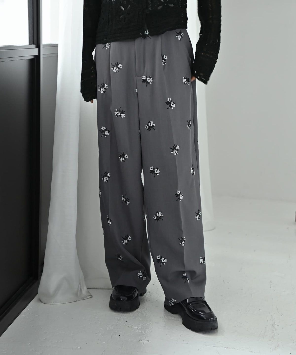 グレー