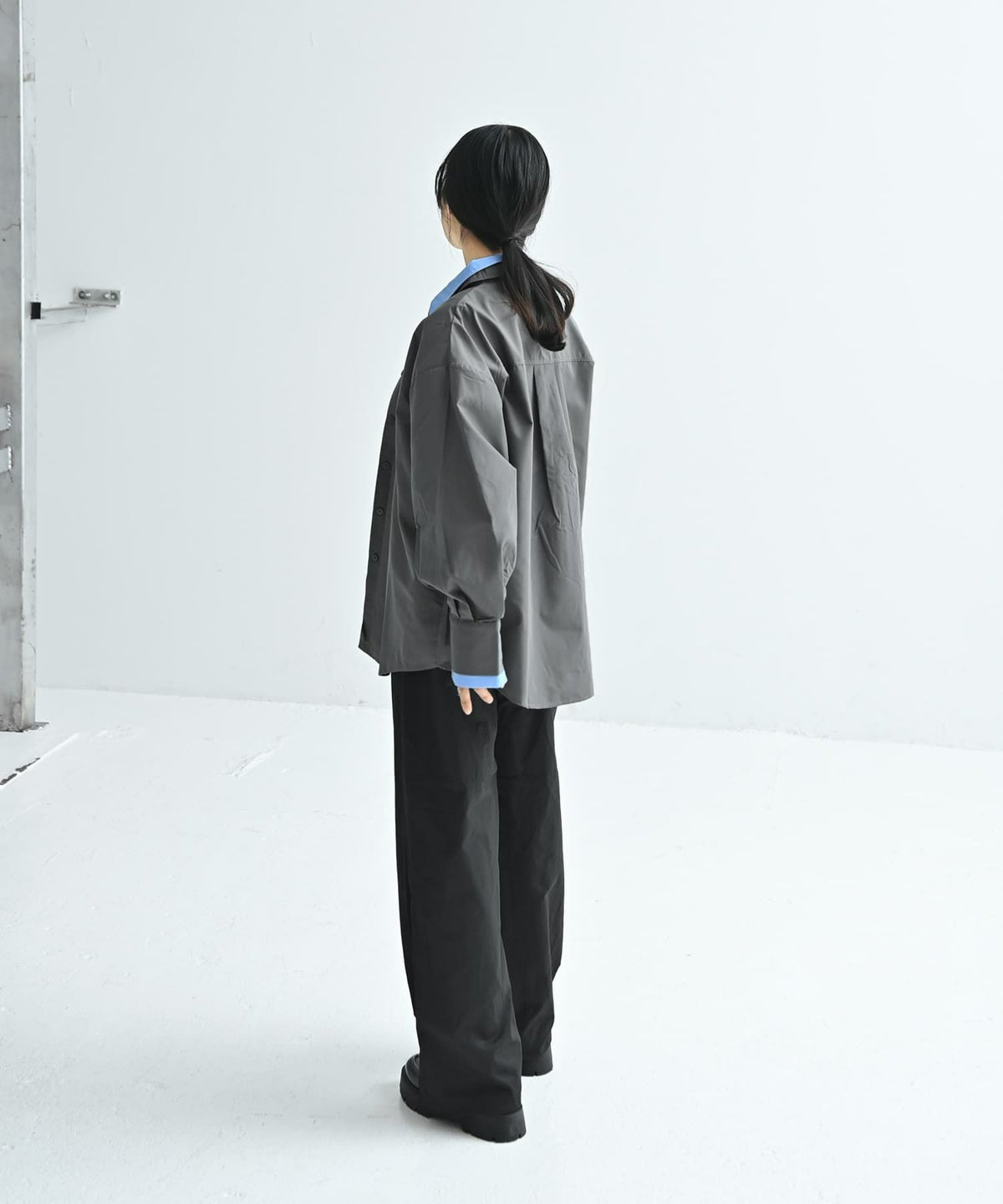 着用イメージ 167cm チャコール×ブルー