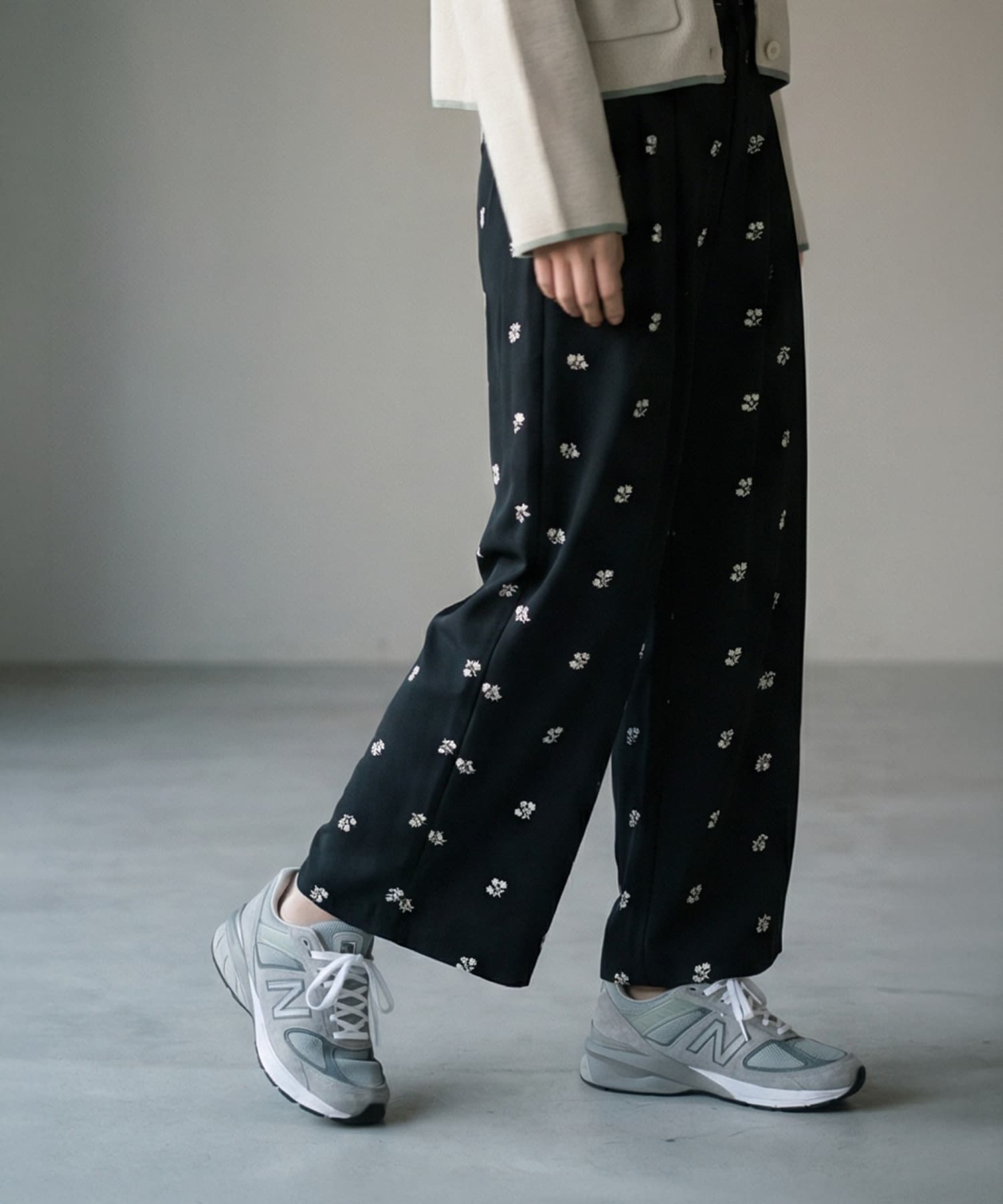 BLK001】花柄刺繍ツイルタックパンツ | おしゃれな大人レディース