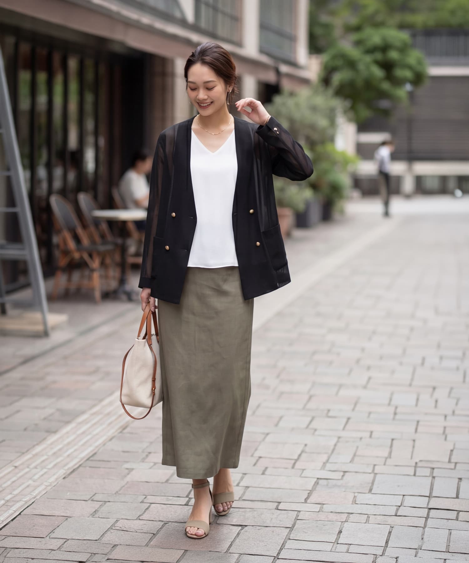 V開きノースリーブブラウス | おしゃれな大人レディースファッション
