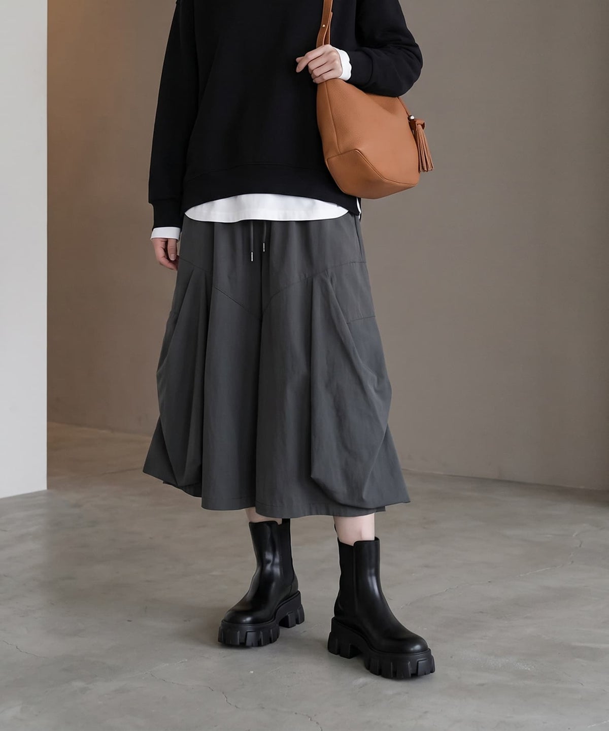 グレー