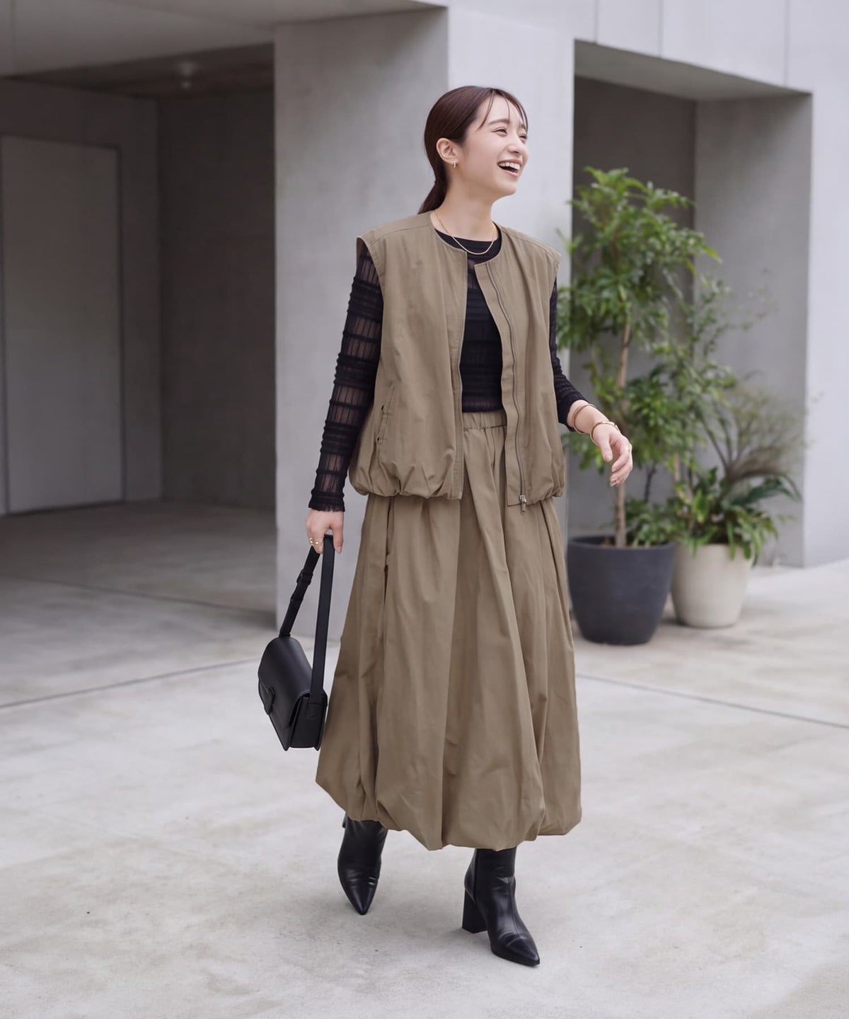 ベージュ